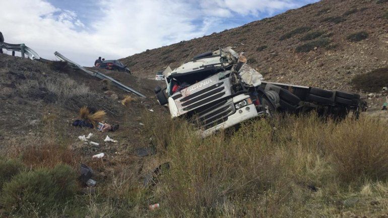 Un camión cargado de manzanas se pasó de largo en una curva y terminó en un barranco