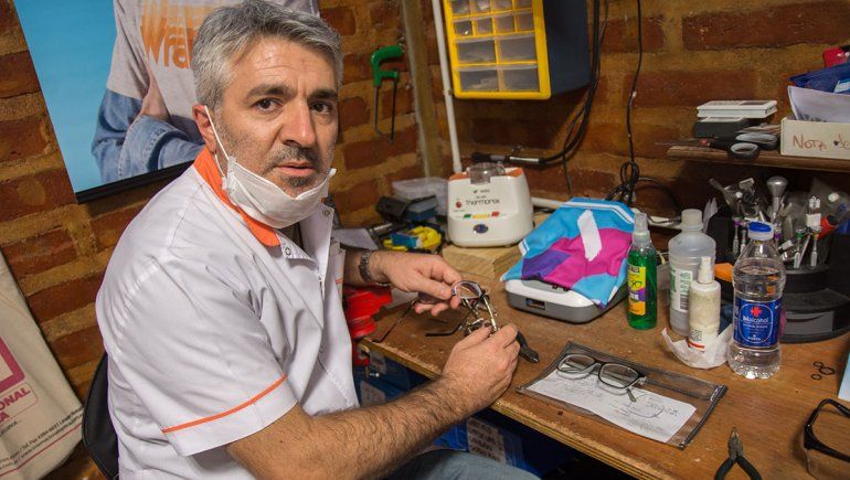 Una óptica neuquina ofrece reparaciones de anteojos a cambio de alimentos