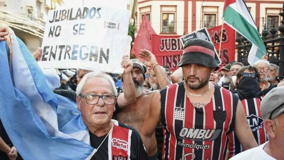 Jubilados marchan al Congreso con el apoyo de varias hinchadas de fútbol