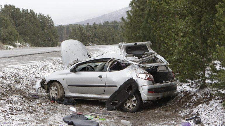 Perdió el control de su auto y volcó en la Ruta 40