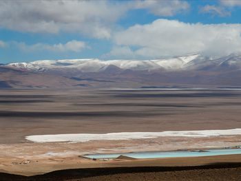 Argentina 107°/110 en MCI 2025 (17,6 pts): minería solo 1,4% exportaciones y 0,72% PBI. Similar a Kuwait, refleja diversificación, no fracaso. Éxito relativo pese a baja dependencia