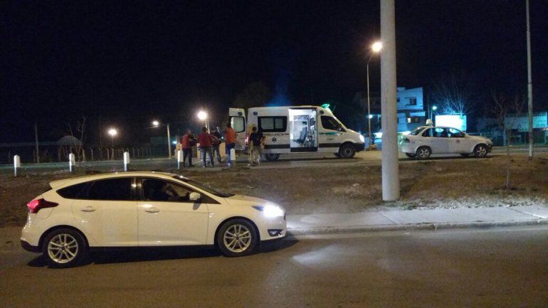 Motociclista quiso cruzar la ruta a campo traviesa y terminó bajo un auto