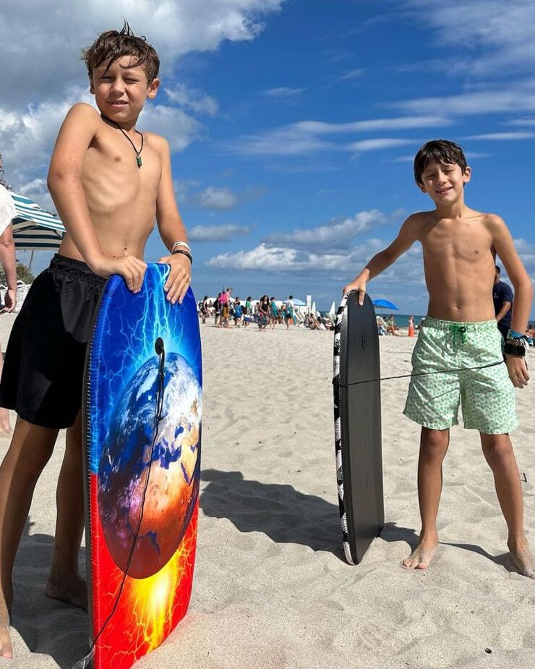 Los hijos de Pampita en la playa. Los hijos de Pampita en la playa.