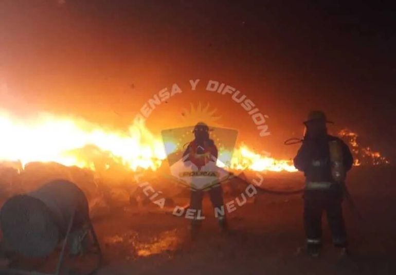 Bomberos trabajaron durante horas para sofocar el incendio de resiudos petroleros