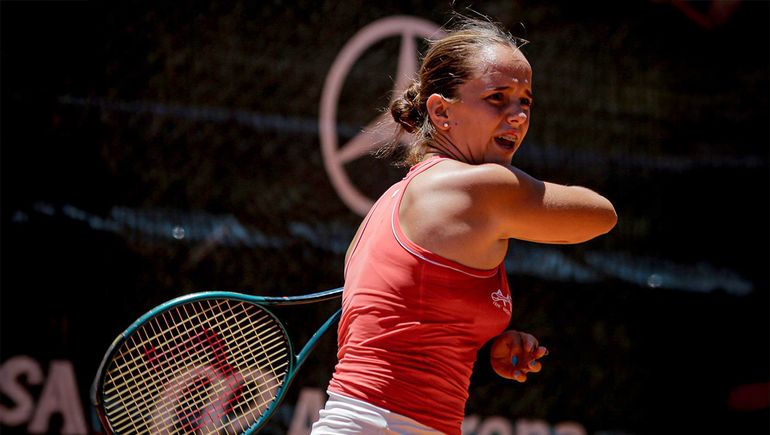 De entrenar en una cochera de Neuquén a los court de Europa: la increíble historia de la tenista Isabel Arabarco