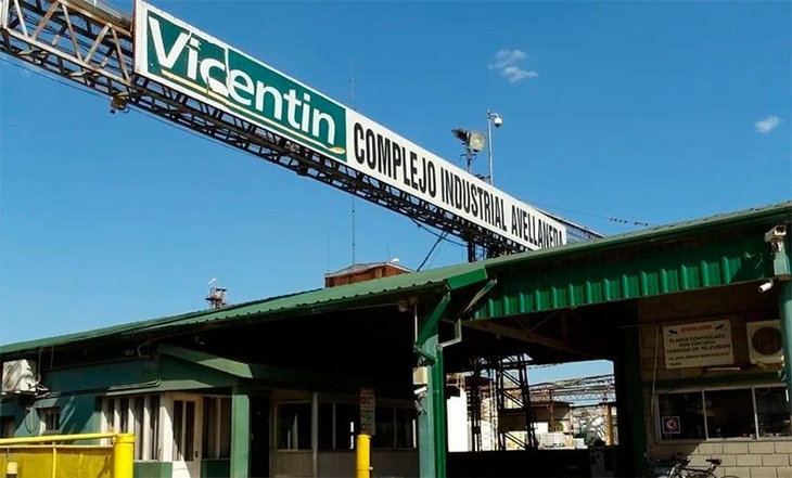 Entrada al complejo industrial de Vicentin en Avellaneda, s&iacute;mbolo de la agroindustria argentina en proceso de reestructuraci&oacute;n.