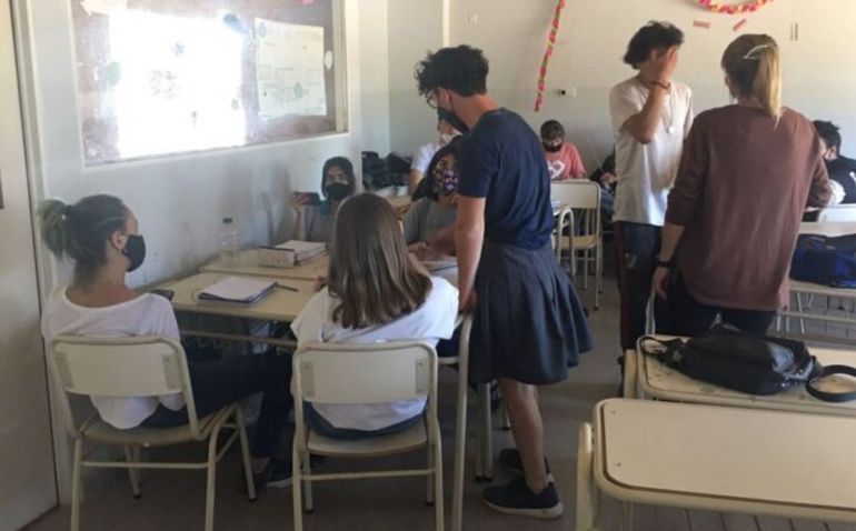Córdoba: fue a la escuela de pollera porque no lo dejaban usar pantalón corto