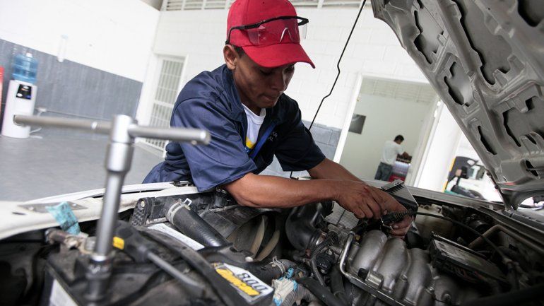 Los cambios de aceite y filtros son fundamentales para la vida útil de un motor. Los cambios de aceite y filtros son fundamentales para la vida útil de un motor.