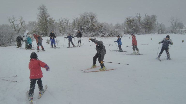 Un ejemplo a seguir: más de 30 chicos de una toma de Junín esquiaron por primera vez