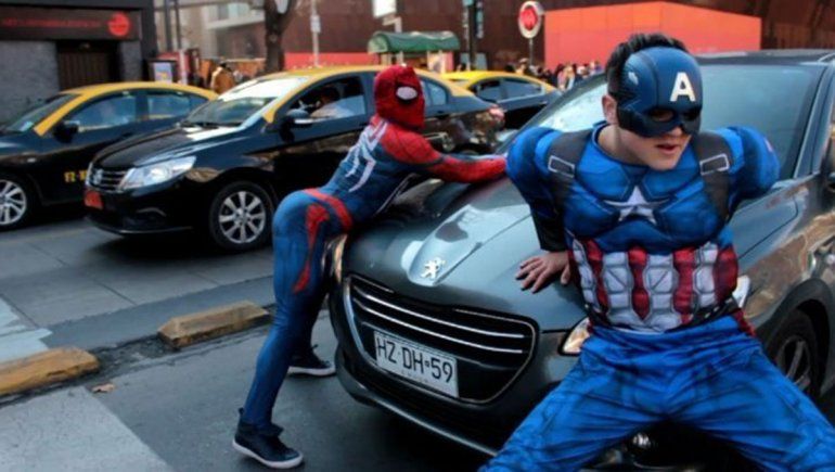 Spiderman chileno atrapó a un ladrón que robó un celular