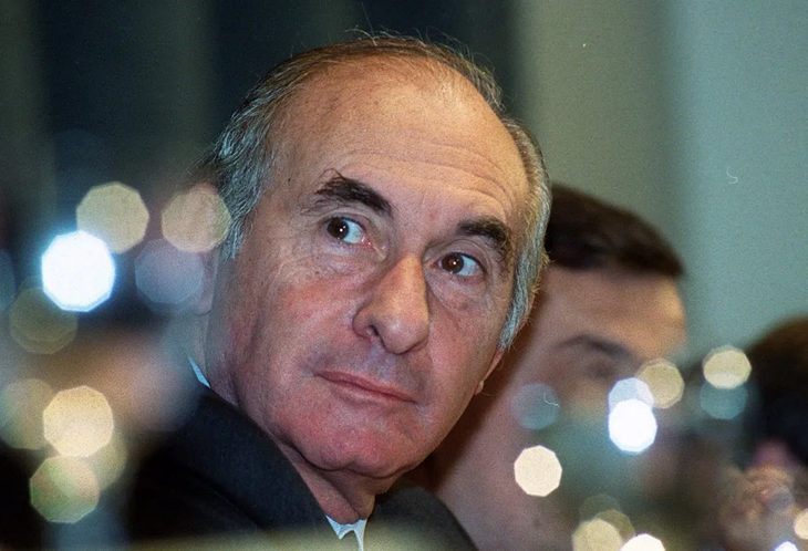 De la Rúa y una gestión convulsionada con un paro cada 92 días. De la Rúa y una gestión convulsionada con un paro cada 92 días.