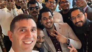 Dibu Martínez en Bangladesh recibiendo el afecto de los fanáticos de la selección. Dibu Martínez en Bangladesh recibiendo el afecto de los fanáticos de la selección.