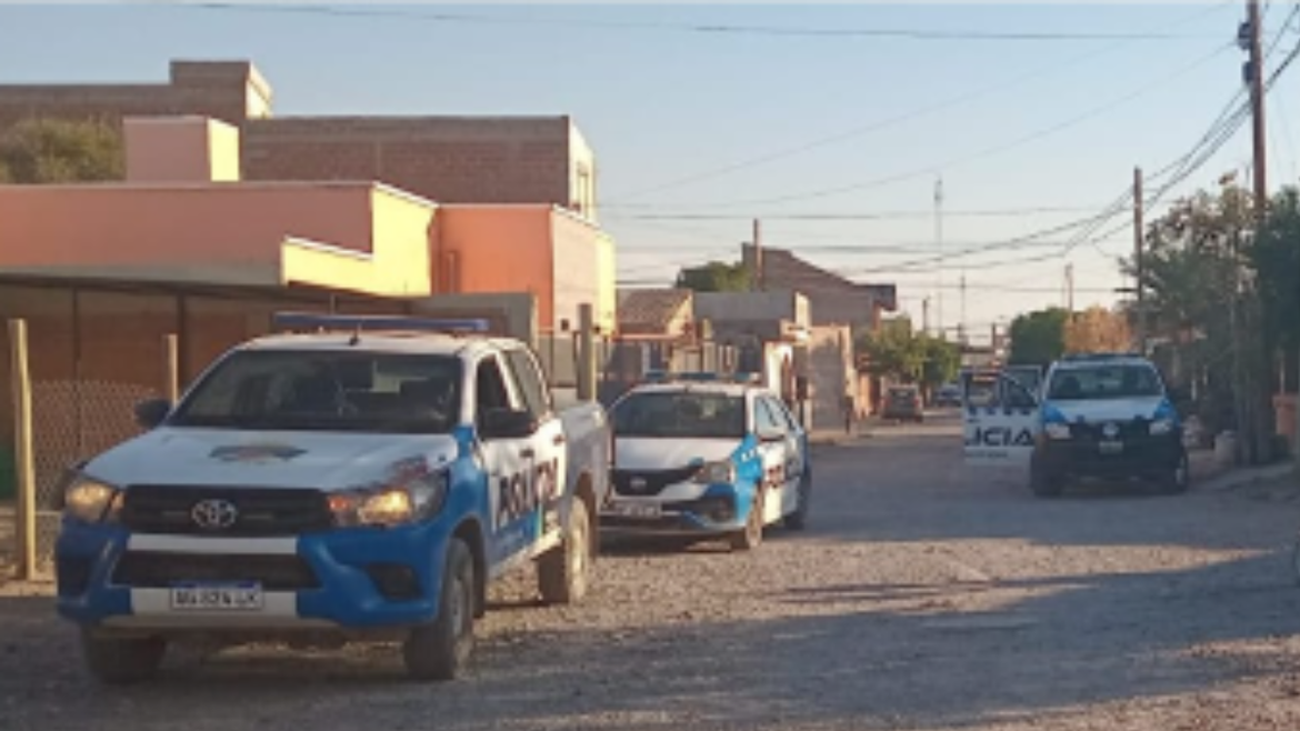 La inédita fuga ocurrió en en barrio Los Pioneros durante un operativo de control. | LM Neuquen La inédita fuga ocurrió en en barrio Los Pioneros durante un operativo de control.