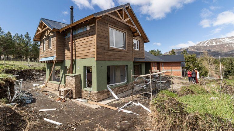 Por una pérdida de gas, explotó una casa y un obrero se quemó el rostro y sus manos