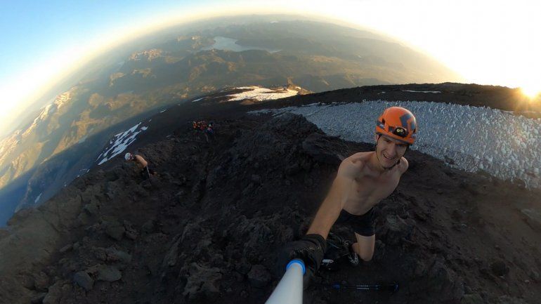Dos deportistas neuquinos escalaron el Lanín en cuero para desafiar al frio. Fotografía: gentileza. Dos deportistas neuquinos escalaron el Lanín en cuero para desafiar al frio. Fotografía: gentileza.