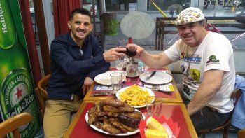 El Áspero Godoy horas después del gran triunfo disfrutando un sabroso asado con su padre y entrenador, Bruno. El Áspero Godoy horas después del gran triunfo disfrutando un sabroso asado con su padre y entrenador, Bruno.