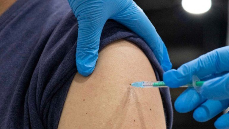 Covid-19: una enfermera inyectó a 8 mil personas con suero en lugar de la vacuna