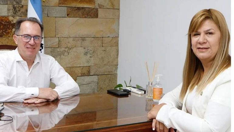 Luis Bertolini es intendente de Plottier y era un aliado al partido Desarrollo Ciudadano de Gloria Ruiz. Se pasará a Comunidad de Rolando Figueroa y Julieta Corroza. Luis Bertolini es intendente de Plottier y era un aliado al partido Desarrollo Ciudadano de Gloria Ruiz. Se pasará a Comunidad de Rolando Figueroa y Julieta Corroza.