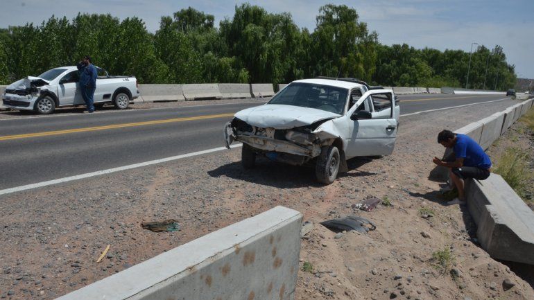 Quiso esquivar un perro y provocó un choque entre dos camionetas