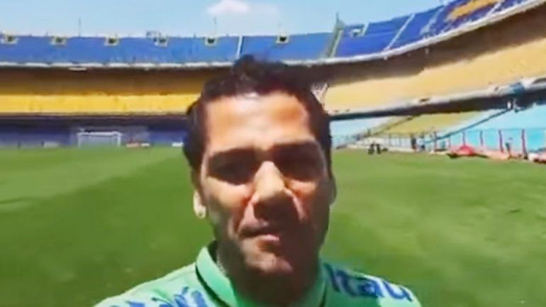 Dani Alves se mostró entusiasmado por conocer el mítico estadio.