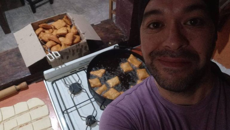 Gabriel posa para una selfie en pleno proceso de cocción de las tortas fritas. Gabriel posa para una selfie en pleno proceso de cocción de las tortas fritas.