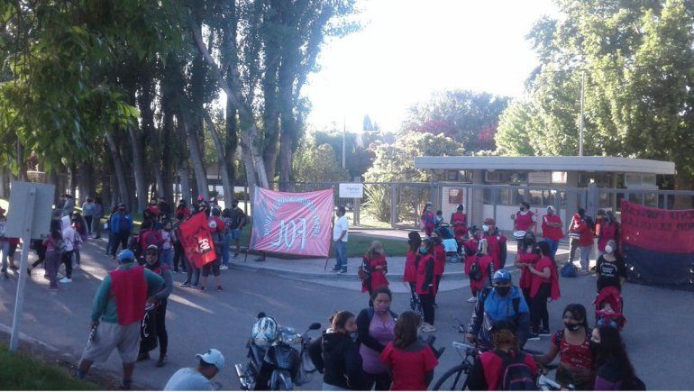 Organizaciones cortan Ruta 22 frente al Aeropuerto y el Casino