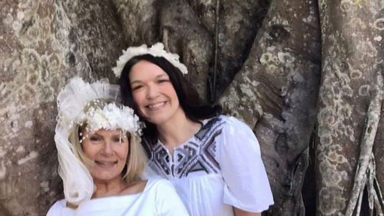 La ceremonia contó con 50 invitados y con el clásico pastel de bodas.