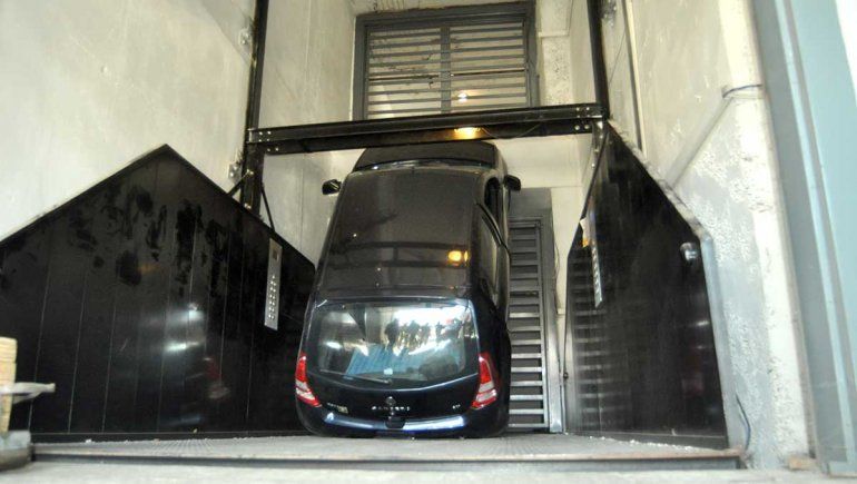 Susto: cedió el ascensor de un estacionamiento y cayó un auto