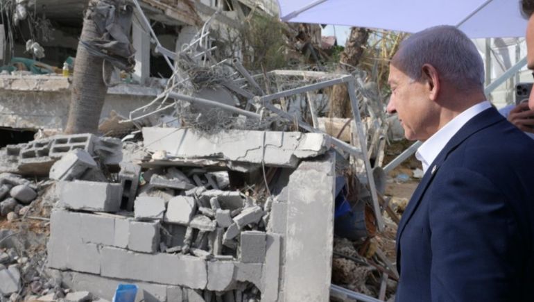 Benjamin Netanyahu en una zona de Israel alcanzada por misiles iraníes en los últimos días. 