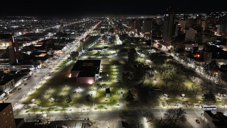 El Parque Central totalmente renovado en la noche neuquina