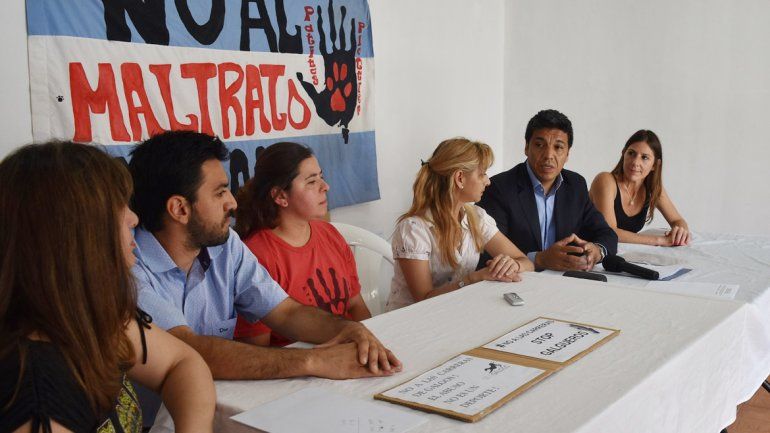 Alejandra Guala (izquierda) afirma que el MPN no quiere aprobarlo.&nbsp;