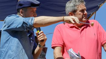 Leandro Lusarreta, rematador, Sergio Checho Prieto, consignatario. Foto: Abriendo Tranqueras. | LM Neuquen Leandro Lusarreta, rematador, Sergio Checho Prieto, consignatario. Foto: Abriendo Tranqueras.