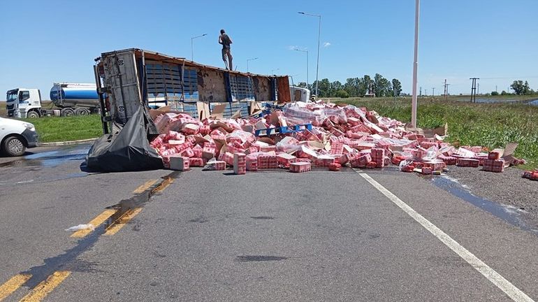 Un camionero de Comodoro Rivadavia volcó y saquearon la cerveza que llevaba. Un camionero de Comodoro Rivadavia volcó y saquearon la cerveza que llevaba.