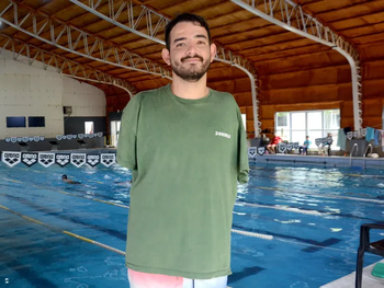 Nació sin brazos, gana medallas en natación adaptada y sueña con convertirse en abogado
