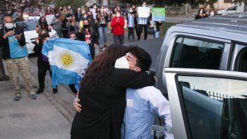 el emotivo recibimiento de los vecinos a inaki baciloff el emotivo recibimiento de los vecinos a inaki baciloff