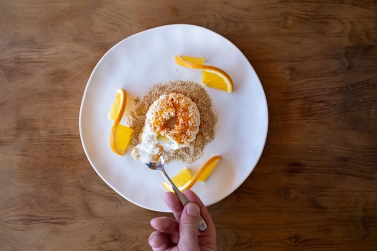 Interesantepanacota de naranja y whisky con crumble de ñaco en la Hostería de Manzano Amargo Interesantepanacota de naranja y whisky con crumble de ñaco en la Hostería de Manzano Amargo