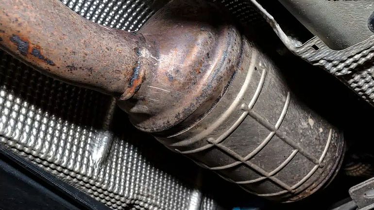 Catalizador, la pieza mecánica que, cuando está en mal estado, puede generar olor a huevo podrido. Catalizador, la pieza mecánica que, cuando está en mal estado, puede generar olor a huevo podrido.