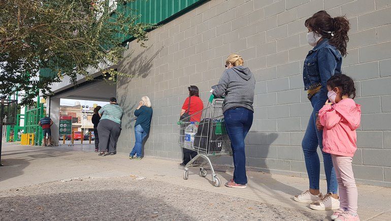 Madres y padres con hijos tendrán prioridad de atención en los comercios
