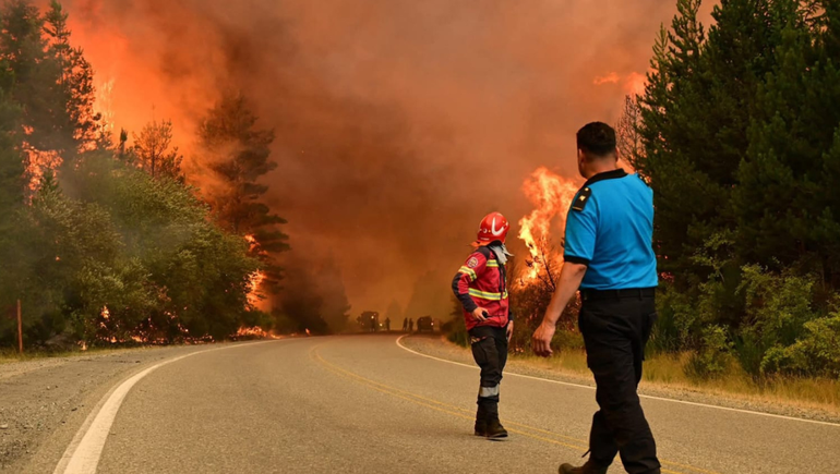 Pucheta relató que observaron a tres personas iniciar tres focos de incendio en el Cañadón Las Arenas en el área del Pedregoso. Pucheta relató que observaron a tres personas iniciar tres focos de incendio en el Cañadón Las Arenas en el área del Pedregoso.