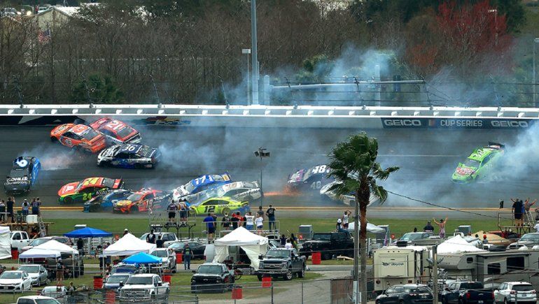 Twitter: video del choque de 16 autos en el Daytona 500
