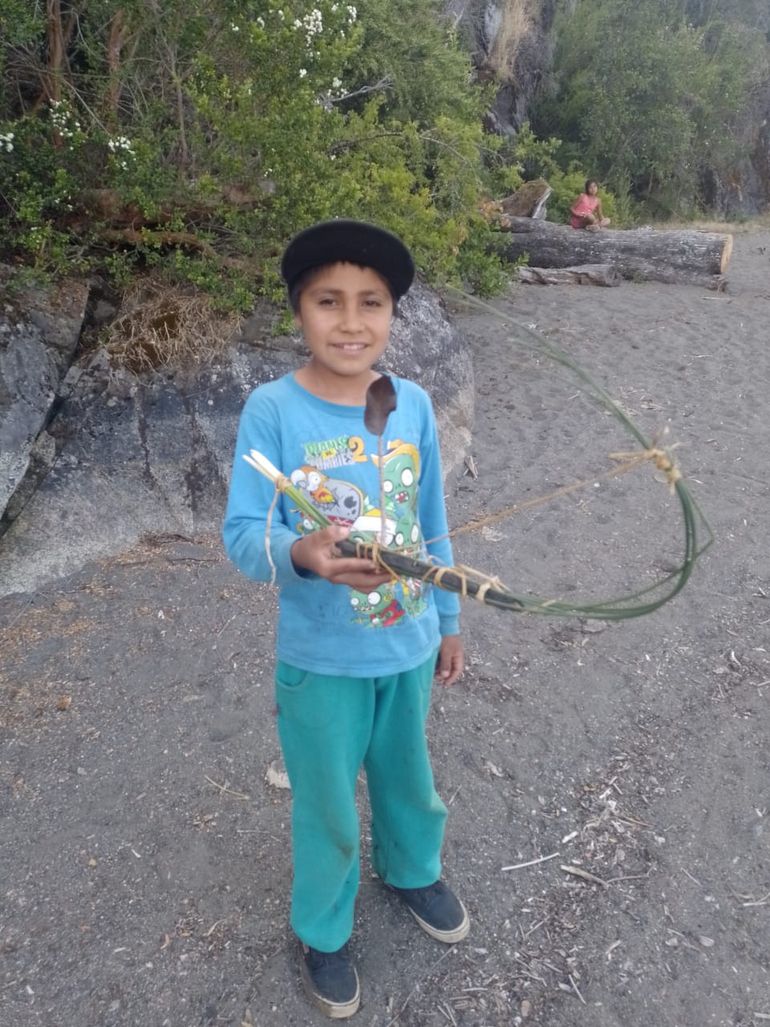 La directora Cruces contó que Jairo “tiene dos hermanos que también asisten a la escuela, Jonás de 11 años y Marcos de 3 años que en la multisala es alumno de jardín”. Agregó que “Jairo este año promete la bandera y está muy entusiasmado con el tema”. La directora Cruces contó que Jairo “tiene dos hermanos que también asisten a la escuela, Jonás de 11 años y Marcos de 3 años que en la multisala es alumno de jardín”. Agregó que “Jairo este año promete la bandera y está muy entusiasmado con el tema”.