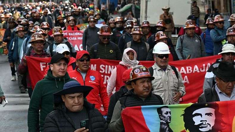 Multitudinaria jornada de protesta en Bolivia, exigen la renuncia del presidente y nuevas elecciones. | LM Neuquen Multitudinaria jornada de protesta en Bolivia, exigen la renuncia del presidente y nuevas elecciones.