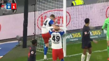 ¡casi rompe todo! un jugador erro un gol clave y estallo con patadas al arco ¡casi rompe todo! un jugador erro un gol clave y estallo con patadas al arco