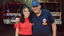 bombero heroe no se jubila por el sueno de trabajar con su hija