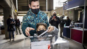 Messi, fue a votar junto a Thiago, su hijo mayor. Messi, fue a votar junto a Thiago, su hijo mayor.