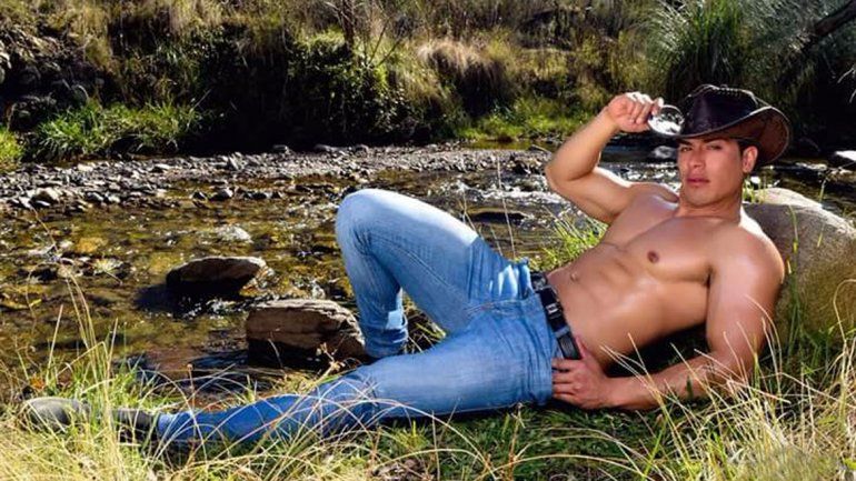 La oficial principal Stella Maris Correa Murúa y el agente Chocolino Gómez quedaron envueltos en una gran polémica por subir a las redes estas fotos.