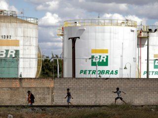 petrobras pone a la venta tres de sus refinerias