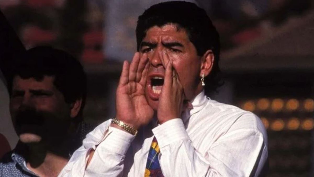 Diego Maradona debutó como director técnico de Deportivo Mandiyú el 9 de octubre de 1994.
