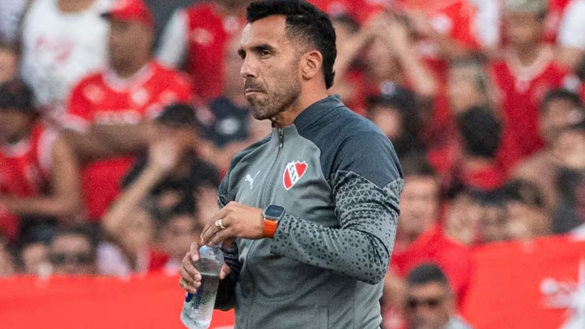 Carlos Tevez cuando era DT de Independiente