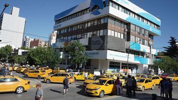 caos y protesta de taxistas en pleno centro de neuquen: ¿que reclaman? caos y protesta de taxistas en pleno centro de neuquen: ¿que reclaman?
